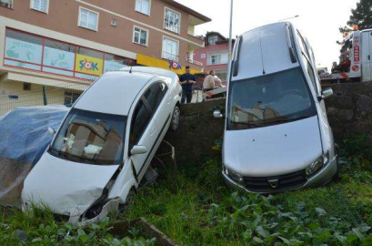 2 Otomobil Beton Duvardan Bahçeye Uçtu