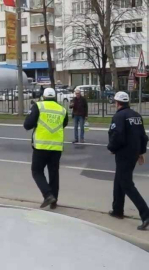 Bir Kişi Yol Ortasında Kendini Yakmak İstedi