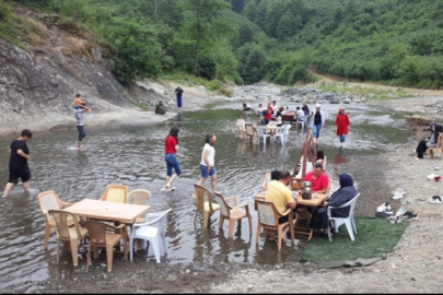 ÇAMAŞLILAR'IN YENİ GÖZDESİ: DEREDE KAHVALTI