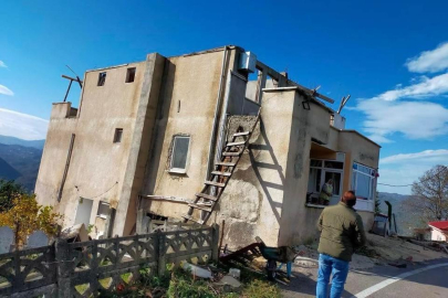 ORDU’DA EVİN ÇATISI YOLA UÇTU