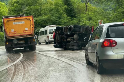 YOLDAN ÇIKAN ARAÇ DEVRİLDİ