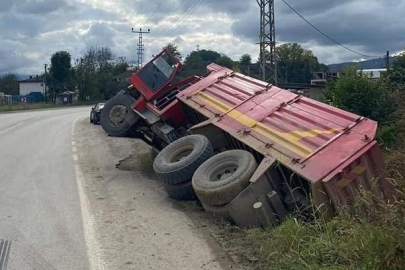 KONTROLDEN ÇIKAN KAMYON DEVRİLDİ