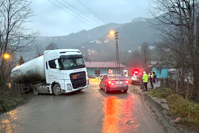 VİRAJI ALAMAYAN TIR YAN YATTI!