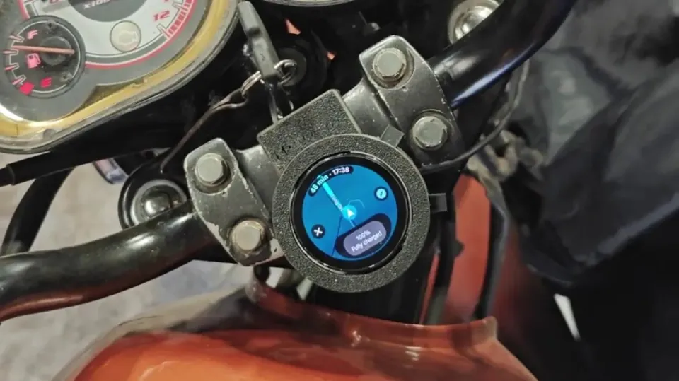 Eski Galaxy Watch 4, motosiklet için mini navigasyon ekranına dönüştü.
