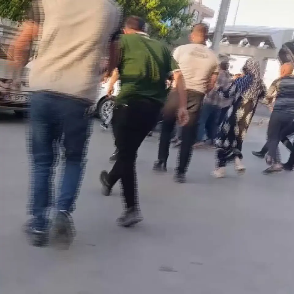 Şanlıurfa’da 3 yaşındaki çocuğa çarpıp ölümüne neden olan sürücü, hastanede yakınlarının saldırısına uğradı.