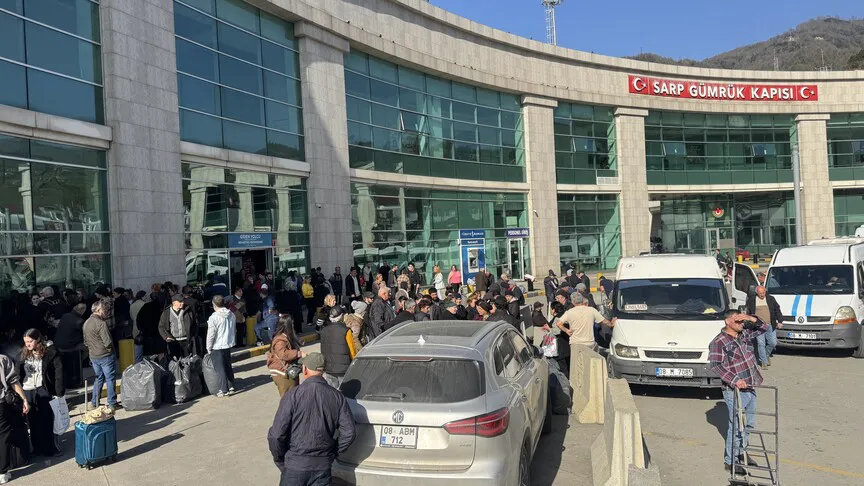 Türkiye'nin Gürcistan sınırındaki Sarp Sınır Kapısı'ndan, Kurban Bayramı tatilinde 185 bin 621 yolcu giriş ve çıkış işlemi yaptı http://v.aa.com.tr/3953105