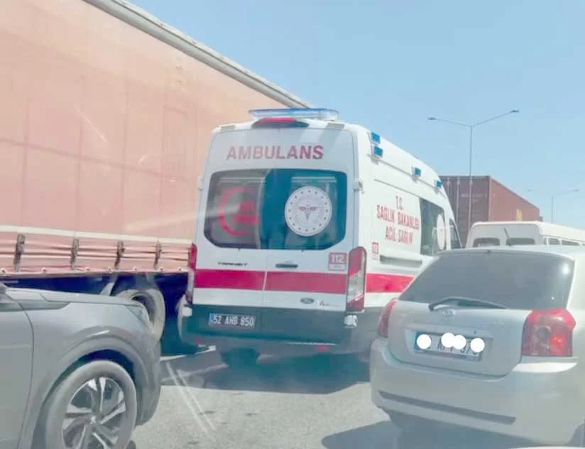 Ambulansa Bile Yol Yok!
