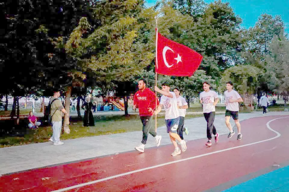Ay Yıldızlı Sancak Gururla Taşındı