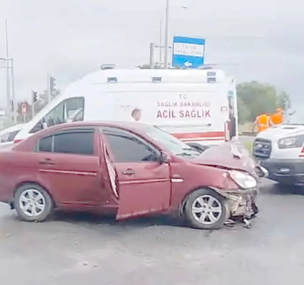 Fatsa Sanayi Kavşağı’nda Kaza: 2 Kişi Yaralandı